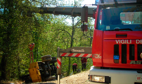 Incidente sul lavoro, 38enne muore in un bosco a Bucine