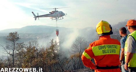 Maxi incendio al Torrino, tre elicotteri in azione
