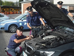 Pistola rubata nascosta in auto, doppio arresto in autostrada