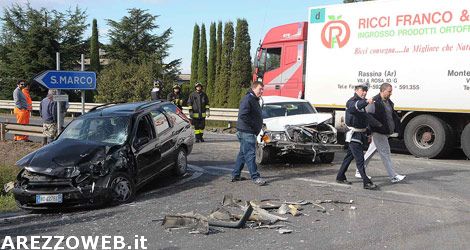 Scontro tra due auto e un camion, ferite tre persone