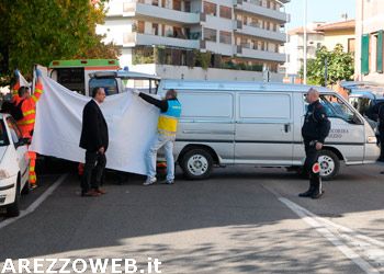 Trentottenne morto per overdose dentro all’auto. Trovato in via Guelfa
