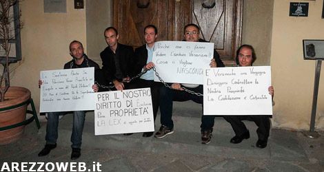 Archivio, i Festari si incatenano davanti a casa Vasari