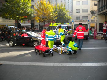 Simulazione di incidenti stradali con feriti di fronte agli studenti