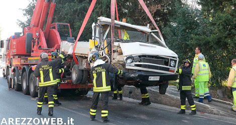 Operai al lavoro sulla strada falciati da un camion