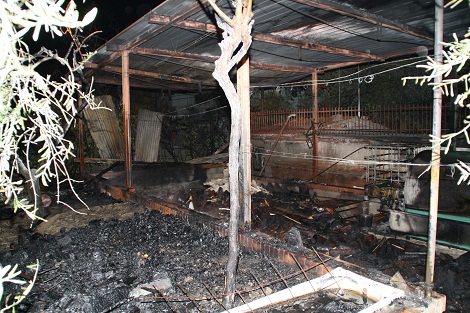 Incendio nella notte a Battifolle. Rimessa distrutta Salva la casa