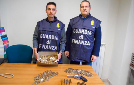 La Guardia di Finanza sequestra 3mila moneta da un 1 euro