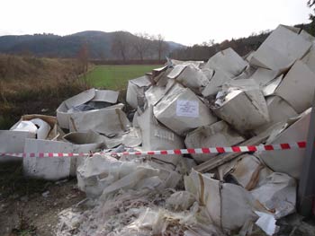 Forestale scopre deposito di rifiuti speciali, denunciato carroziere