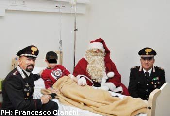 Babbo Natale,  carabinieri e misericordia in pediatria