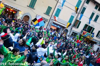 Carnevale di Foiano: mille persone in fila per il guinness dei primati