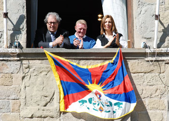 La bandiera del Tibet sventola sul Palazzo Comunale