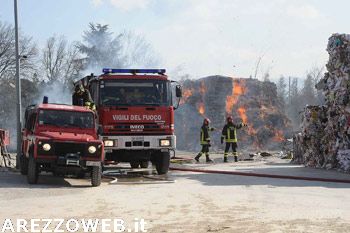 Borgo a Giovi, incendio in un deposito di raccolta carta