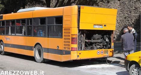 Paura alla stazione, autobus in fiamme. Nessun ferito