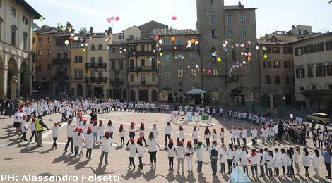 ‘No a tutti i razzisti’ catena umana dei bambini