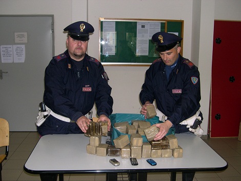 Arrestato trafficante di hashish.Sedici chili e mezzo nascosti in auto