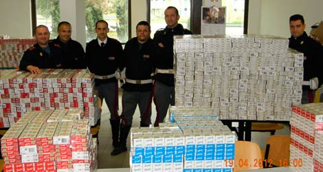 Trasportavano 21mila pacchetti di ‘bionde’ in manette due persone