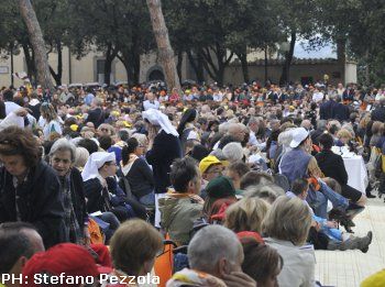 Volontariato e associazioni in prima fila. Fedeli in arrivo dall’alba