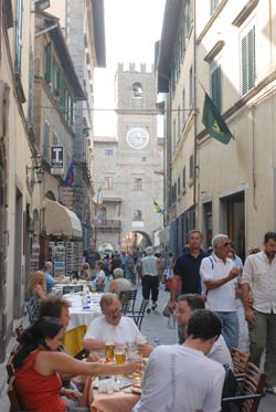 Trekking da cani nel centro storico di Cortona