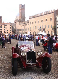 In ‘Piazza Grande’ ad Arezzo le auto d’epoca del Gran Premio Nuvolari