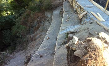 I lavori di consolidamento della scarpata sul Borro di San Clemente