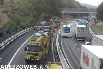 A1: mezzo pesante carico di rifiuti invade la carreggiata sud. FOTO