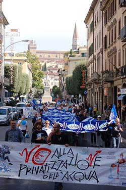 Un successo la manifestazione per l’acqua pubblica senza profitto