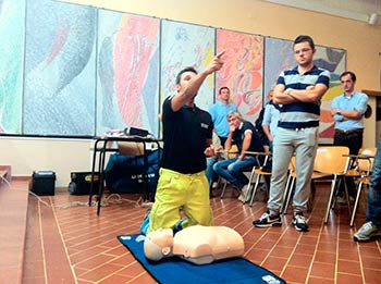 Socialnet, onlus Cna, dona defibrillatore a impianto sportivo Foiano