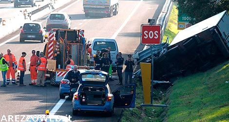A1: finisce fuori strada con il suo furgone e perde la vita – FOTO