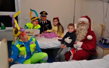 Babbo Natale, Carabinieri e Misericordia in pediatria