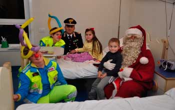 Babbo Natale, Carabinieri e Misericordia in pediatria