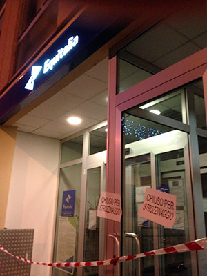 ‘Sigillata’ sede di Equitalia con nastri e cartelli anti-strozzinaggio