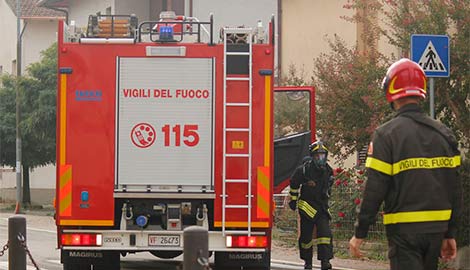 Furgone in fiamme sulla Regionale 71, tratto di strada chiuso. Traffico interrotto