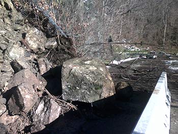 Maltempo: frane, caduta massi e alberi in Casentino. Paura per l’Arno
