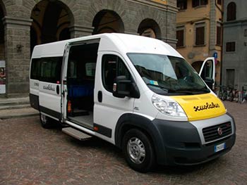 Uno scuolabus per il servizio di trasporto scolastico