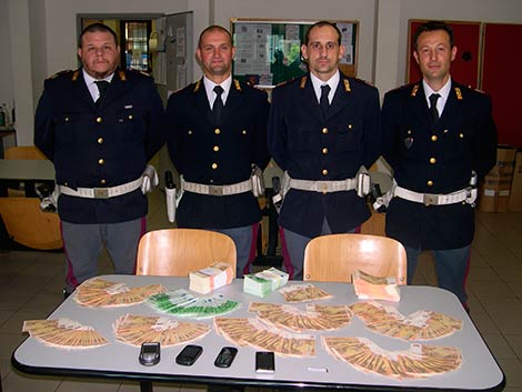 125mila euro falsi, arrestati dalla Polstrada due cugini di origine partenopea