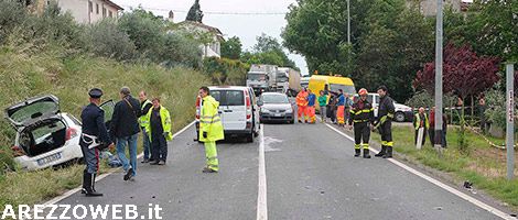 Scontro tra auto e furgone a Policiano, un morto e 7 feriti – FOTO