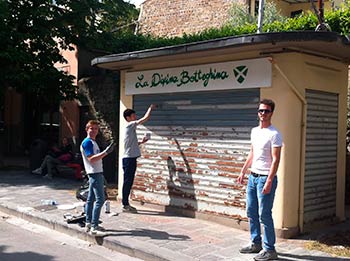 ‘Settimana del Decoro urbano’: i ragazzi di Porta S.Andrea al lavoro – FOTO