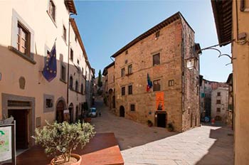 Notturni d’arte e di storia in Piazza Mameli durante i mercoledì di Anghiari
