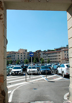 Piazza Amintore Fanfani: da lunedì sbarre e nuove regole per la sosta – FOTO