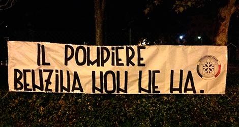 ‘Il pompiere benzina non ne ha’, blitz di CasaPound a sostegno dei Vigili del Fuoco