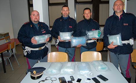 Trasportavano oltre 10 chili di marijuana, arrestati tre italiani