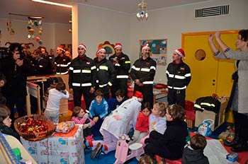 Babbo Natale ha portato i doni ai bambini di pediatria