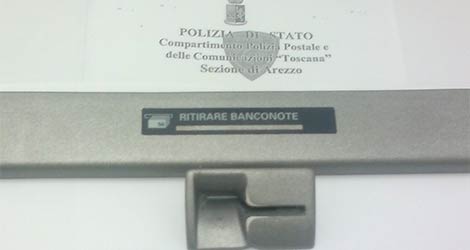 Clonavano bancomat dei clienti, scoperto dalla Polizia skimmer in un sportello automatico