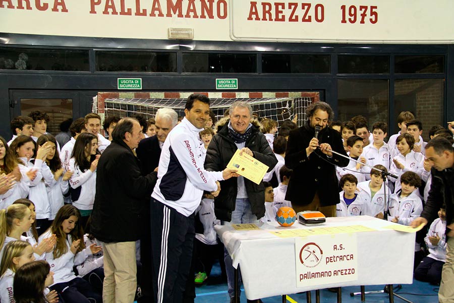 Un defibrilaltore per il Palamecenate