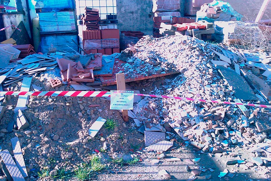 Sotto sequestro deposito di rifiuti incontrollati nel palazzo di un capannone industriale