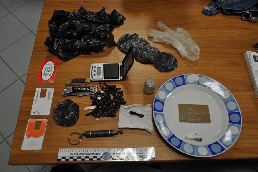 La polizia a tratto in arresto due pregiudicati per spaccio di cocaina