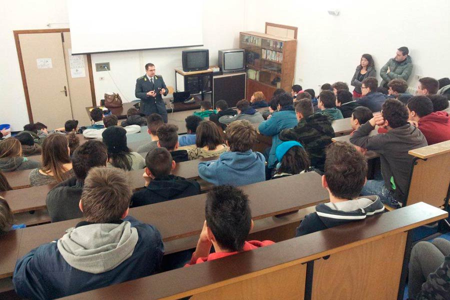 A scuola con la Guardia di Finanza