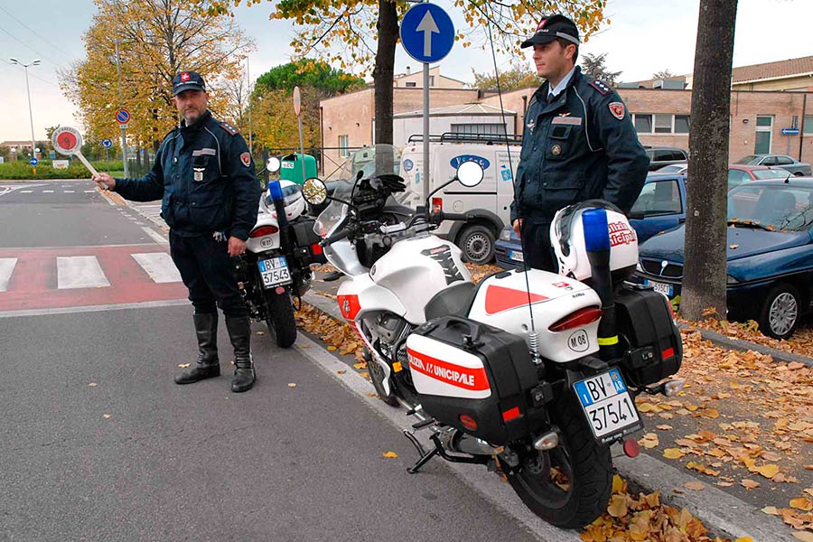 Sfreccia in via Garibaldi contromano gli viene ritirata la patente