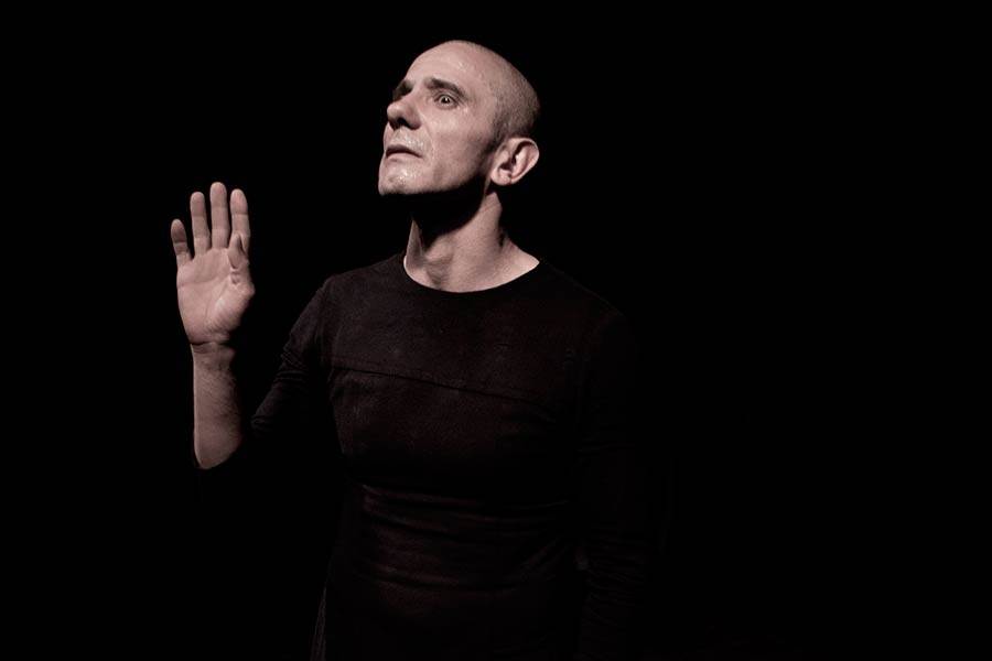 Giovedì 27 va in scena ‘Elettrocardiodramma’ di e con Leonardo Capuano