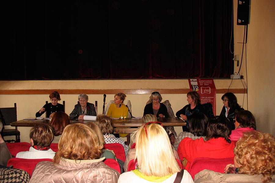 Donne in visita all’archivio dei diari di Pieve Santo Stefano