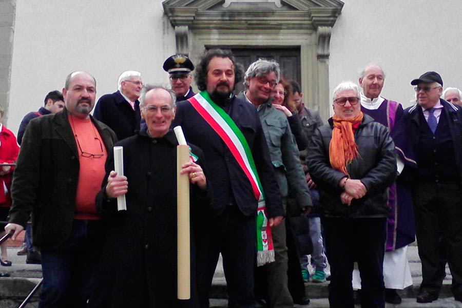 Con i ricavato della vendita del suo libro, il maestro Felicino, contribuisce alla sistemazione della scalinata davanti alla chiesa della Propositura